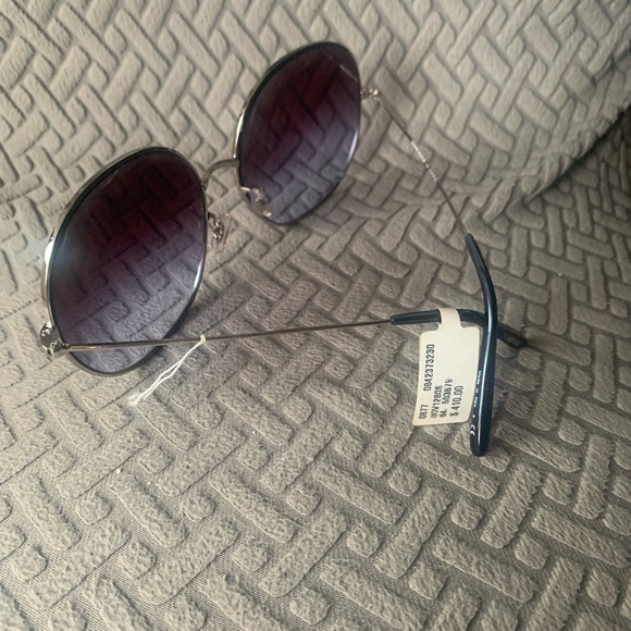 #Oliver Peoples 00V 1280S 503679
DARLEN Silver/Dark Blue Gradient
Sunglasses new - Picture 4 of 6